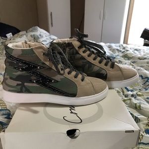 Size 9 Cato Camo fashion sneakers